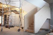 Завершение строительства лестницы из кросс-ламинированной древесины в главном офисе компании Naikoon (© Naikoon)