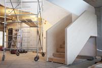 Завершение строительства лестницы из кросс-ламинированной древесины в главном офисе компании Naikoon (© Naikoon)