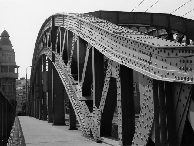 Клепаная конструкция моста Милоша Сикора