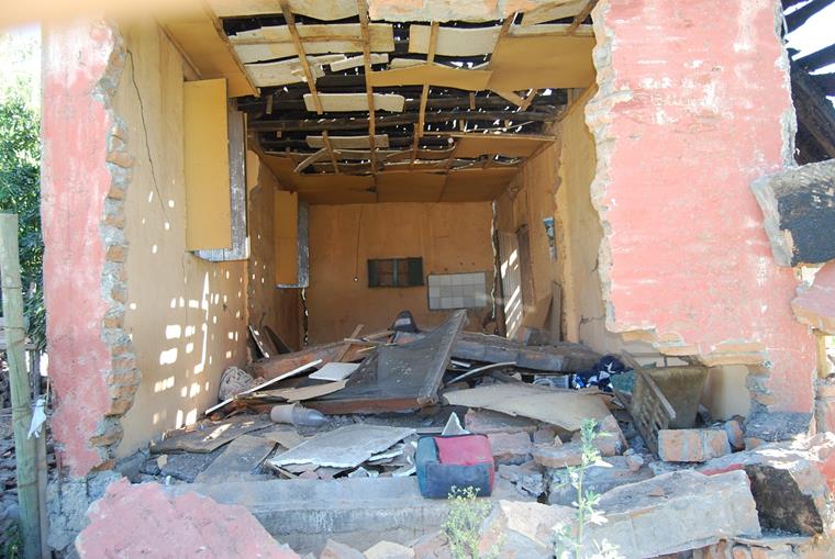 Разрушение из-за землетрясения в случае массивного дома