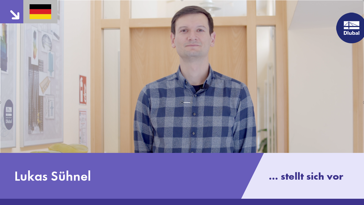 Лукас Зюэнель обсуждает технические стратегии в конференц-зале.