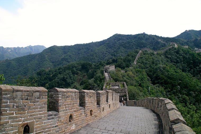 хорошо сохранившаяся часть великой китайской стены времен мин