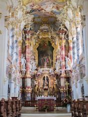 Типичные пастельные тона в стиле рококо в интерьере паломнической церкви Нашей Секты