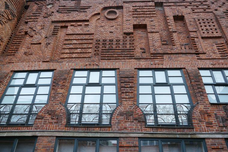 Экспрессионистский дизайн фасада на Бёттхерштрассе (Германия)