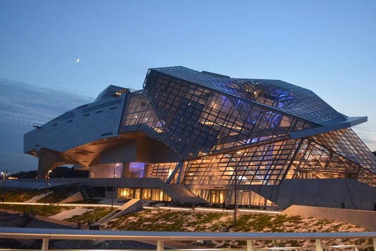Ярким примером деконструктивизма в архитектуре является Музей слияний (Лион, Франция) архитектурного бюро Coop Himmelb(l)au.