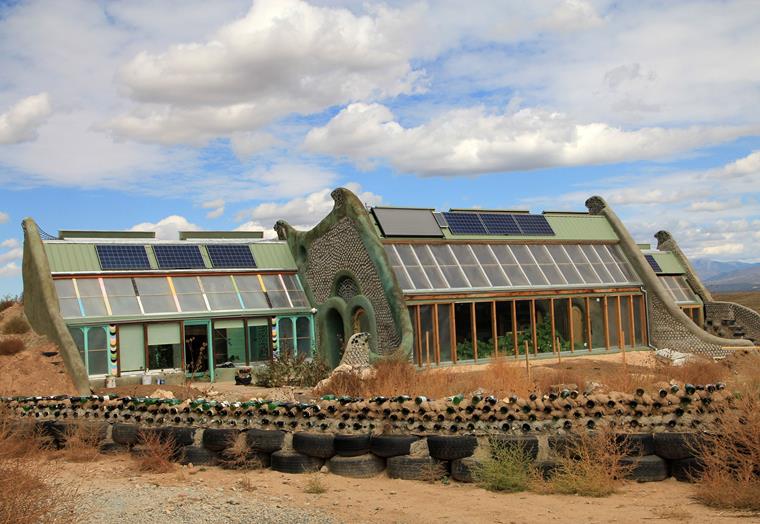 Низкотехнологичная архитектура в «Earthship Biotecture»: Жизни во впечатляющих и абсолютно автономных зданиях.