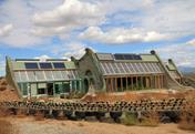 Низкотехнологичная архитектура в «Earthship Biotecture»: Жизни во впечатляющих и абсолютно автономных зданиях.