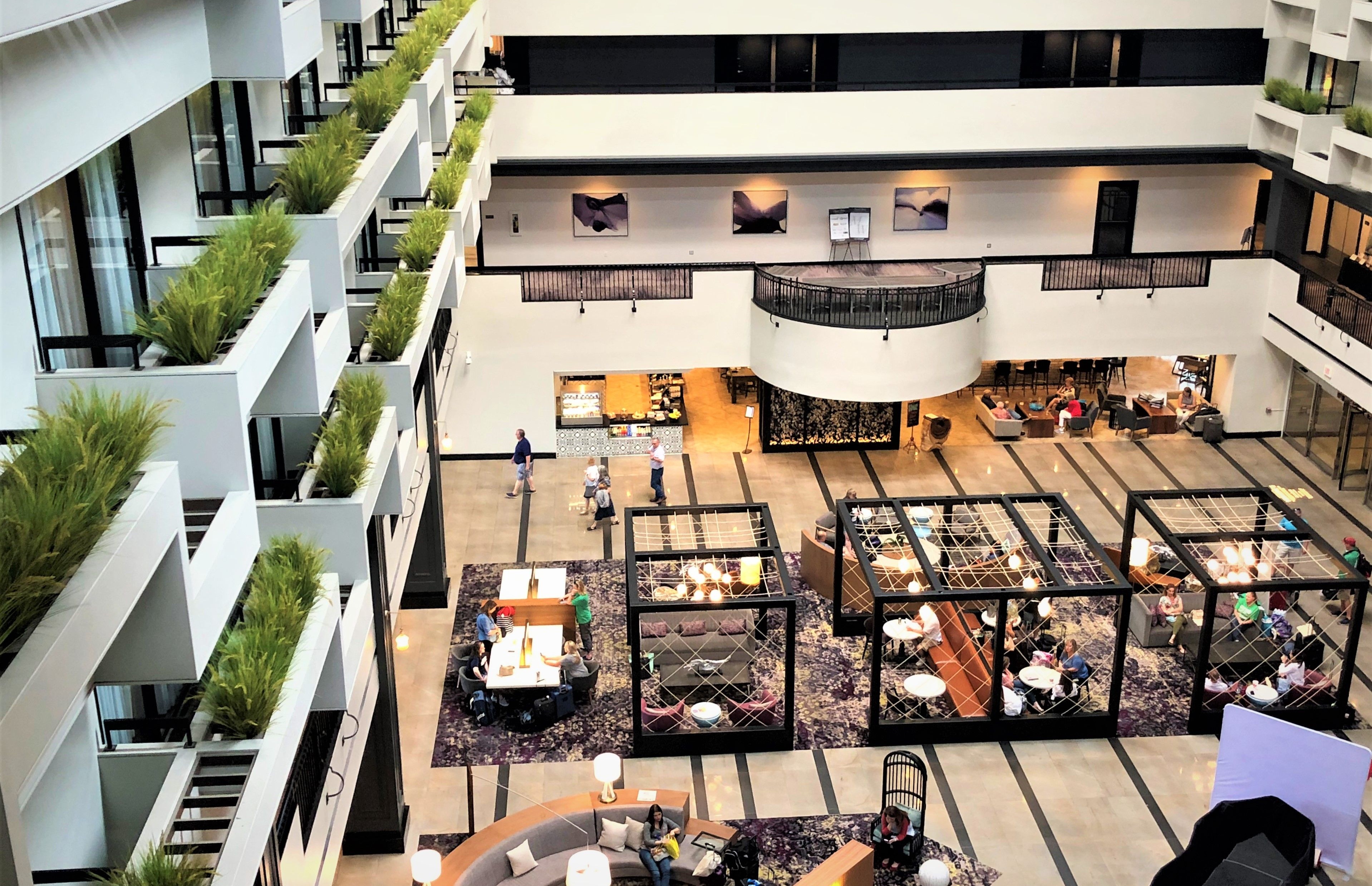 вестибюль отеля Hyatt Regenza в Сванане впечатляет не меньше, чем атриум отеля Hyatt в Канзас-Сити того времени.