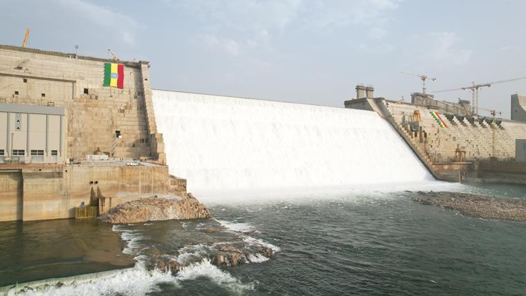 ГЭС GERD в Эфиопии днём, в окружении ландшафта, Фото © Hybrid_Production Ethiopi на shutterstock.com.