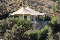 Современная мембранная кровля, обеспечивающая оптимальную защиту от погоды над жилым зданием.