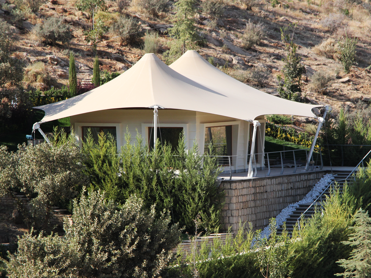 Современная мембранная крыша, обеспечивающая оптимальную защиту от непогоды над многоквартирным домом