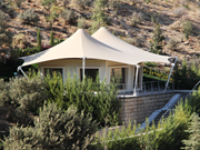 Современная мембранная крыша, обеспечивающая оптимальную защиту от непогоды над многоквартирным домом