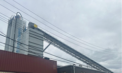 Вид снаружи бетонного завода в Нью-Йорке при дневном освещении. © KBN Services