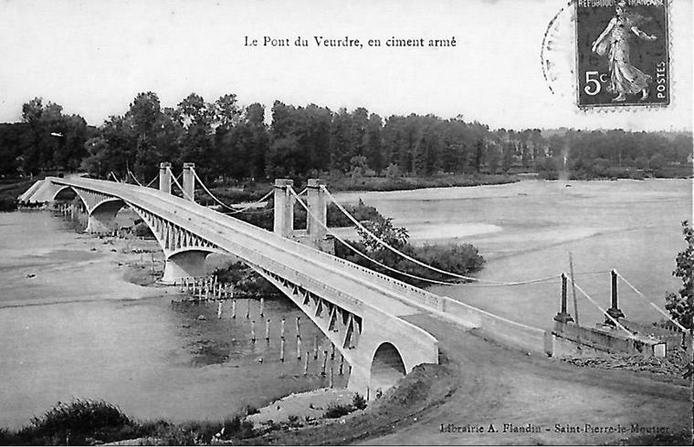 Железобетонный мост Вёрдр, построенный в 1912 году, пересекает реку Алье во Франции.