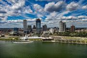 Архитектурные виды крупного города, Милуоки, США, с современными зданиями.