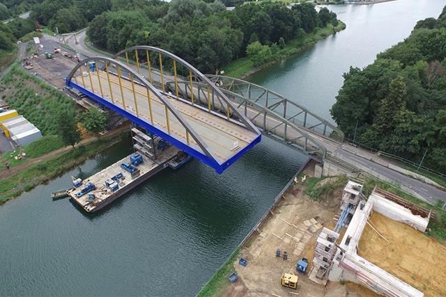 Verschub des Brückenneubaus parallel zur Bestandsbrücke (© grbv)