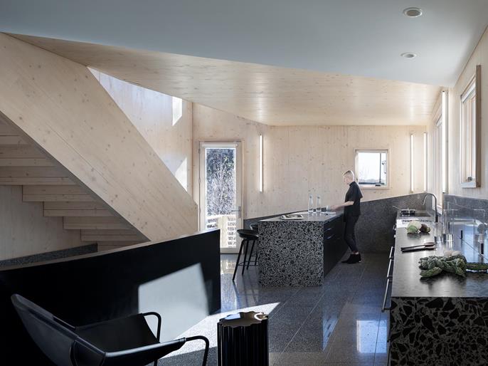 CLT楼梯的内部视图（©NAARO | naaro.com）