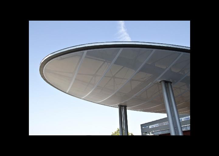 Sichtbare Stahlunterkonstruktion durch transluszente Membrane (© Guido Kranz)