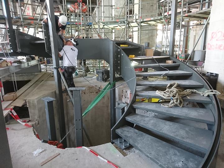施工中的螺旋楼梯（©Vic Obdam Staalbouw BV）
