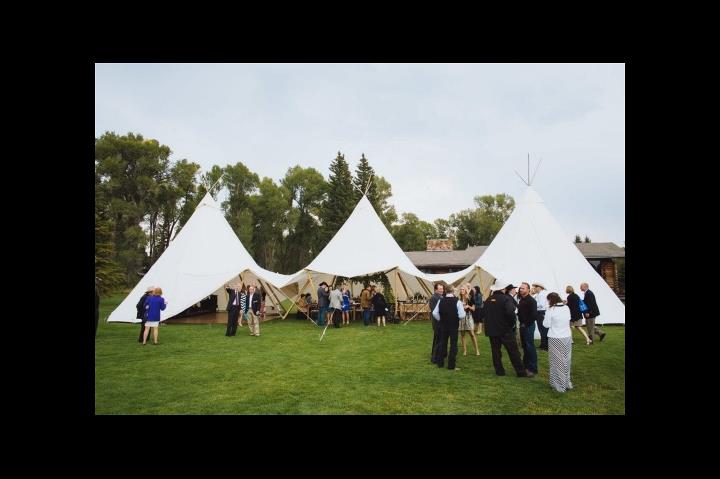 CanopyMarqui 型帐篷群(© Under Canvas)