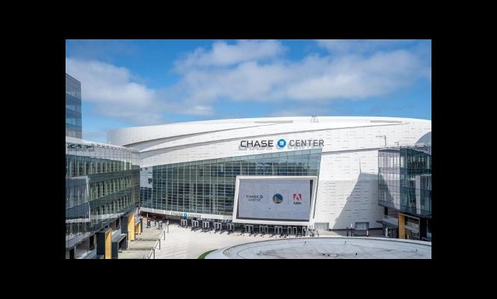 球馆入口区域的玻璃幕墙 (© Enclos Corp.)