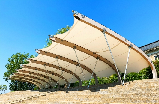 V-förmige Stahlrohrstützen und gebogene BSH-Binder der Überdachung (© 3dtex GmbH)