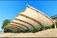 V-förmige Stahlrohrstützen und gebogene BSH-Binder der Überdachung (© 3dtex GmbH)