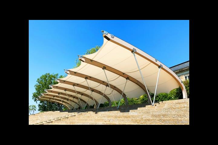 V-förmige Stahlrohrstützen und gebogene BSH-Binder der Überdachung (© 3dtex GmbH)