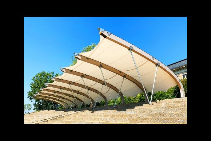 V-förmige Stahlrohrstützen und gebogene BSH-Binder der Überdachung (© 3dtex GmbH)