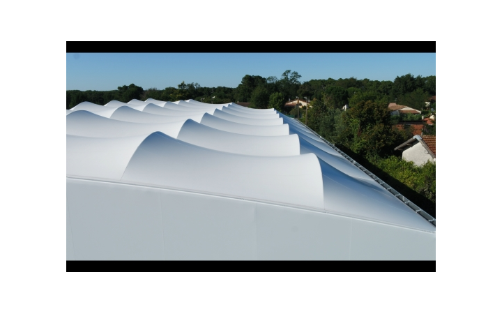 网球场张拉膜顶棚 (© ACS Production)