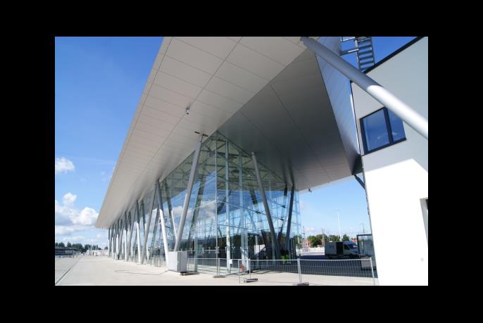 Massives Servicegebäude (rechts) neben dem Terminal