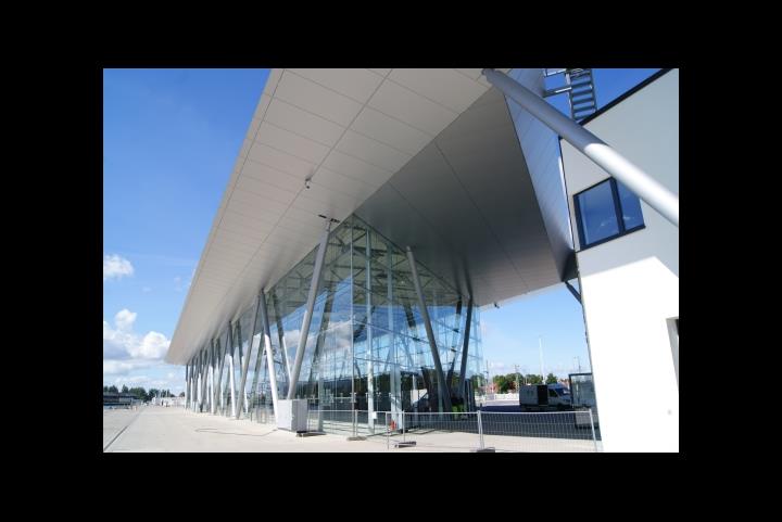 Massives Servicegebäude (rechts) neben dem Terminal