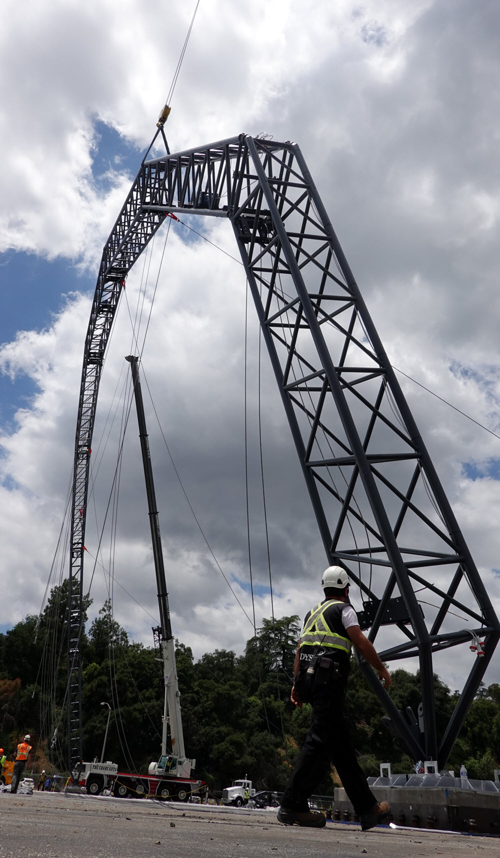 搭建拱门（©Matthew Churchill Productions Ltd.）