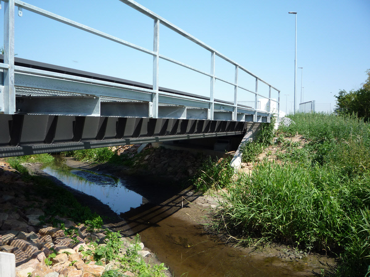 德国莱茵河畔比伯斯海姆铁路桥 (© Schröder + Raue)