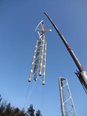 玻璃纤维增强模压木制圆管构成的上部塔架的安装 (© TU Dresden)