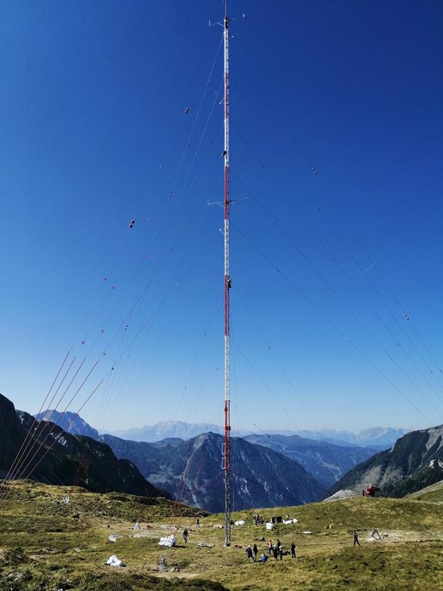 海拔 2100 米处的 100 m 高测风塔 (© m3-ZT GmbH)
