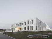 位于德国邓宁根的生产办公大楼（摄影师：© Brigida Gonzalez | 建筑师：Röing genannt Nölke Architekten Part GmbB）