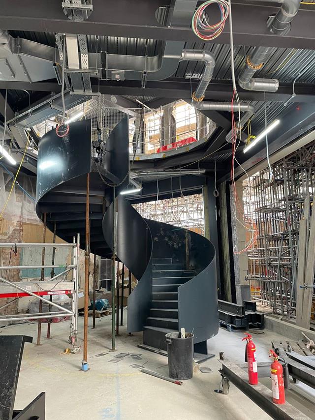 安装过程中的螺旋楼梯(© Matrix Consulting Engineers Ltd)