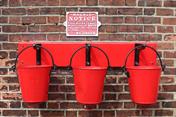 使用装满水的水桶的防火替代方案