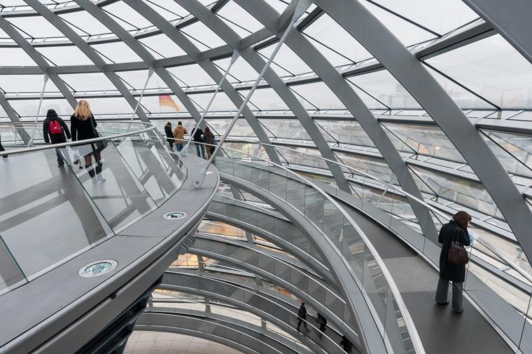 在德国国会建筑的穹顶内部： 一座触手可及的科技建筑。