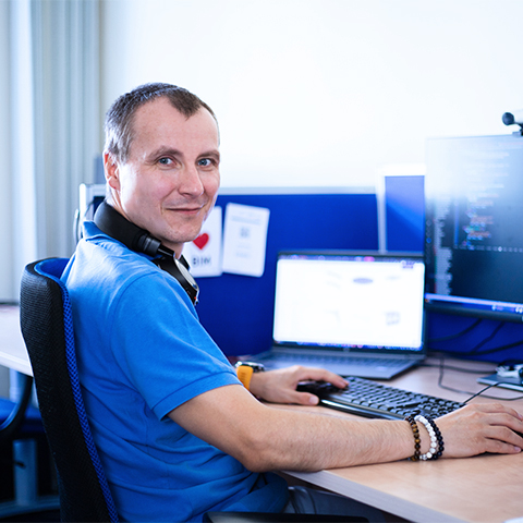 Softwareentwicklungsteam mit individuellen Stimmungsaufnahmen einzelner Mitglieder