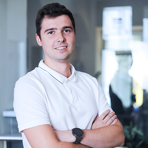 Mitglieder eines Softwareentwicklungsteams zeigen unterschiedliche emotionale Ausdrucksformen in moderner Arbeitsumgebung