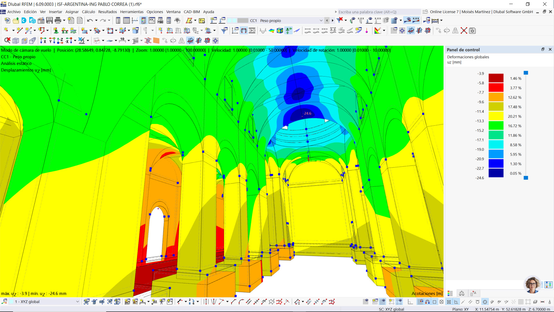 Dlubal RFEM 中教堂结构分析的内部视图，显示自重作用下的整体变形。穹顶和柱子展现不同的变形级别，使用色阶图表示。