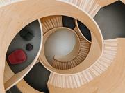 Weitere Innenansicht des Atriums im Erlenhof Stammhaus mit moderner Treppenkonstruktion.