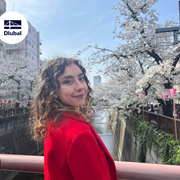 Elisabetta是意大利团队的新成员，她面带微笑介绍自己。