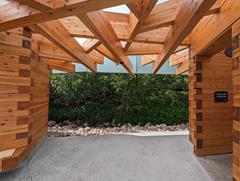 Torghatten 服务大楼的内部视图，展现现代建筑风格。