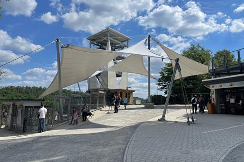 由 Harzdrenalin 提供的德国拉普博德水坝上的膜结构屋顶，展现了德国工程的卓越成就。