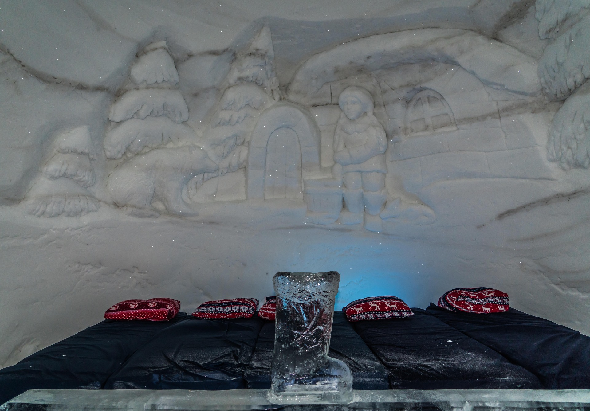 Jukkasjärvi ICEHOTEL 灰色的酒店客房，墙壁上的冰雕艺术作品