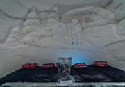 Jukkasjärvi ICEHOTEL 灰色的酒店客房，墙壁上的冰雕艺术作品