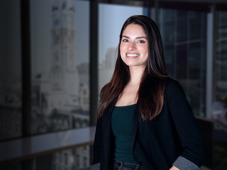 Ansley Varela 的个人肖像，现任行政和销售